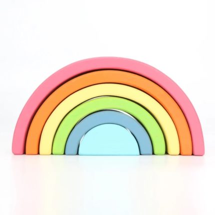 Regenbogen aus farbigem Holz, der Größe nach auf einem weißen Hintergrund gestapelt.