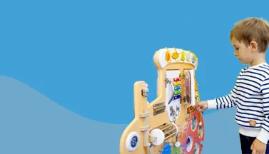 Ein kleiner Junge genießt ein Montessori-inspiriertes Spiel mit einem Holzzug.