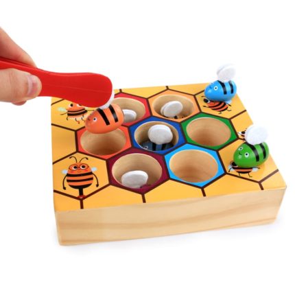 Montessori Bienenstock mit Klammer mit Löffel und Bienen.