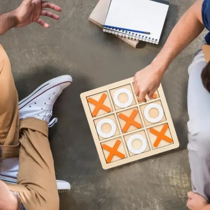 Zwei Männer spielen Tic Tac Toe aus Holz.