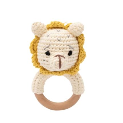 Ein Löwenring mit Rasseln aus Holz Tiere gestrickt, gehäkelt.