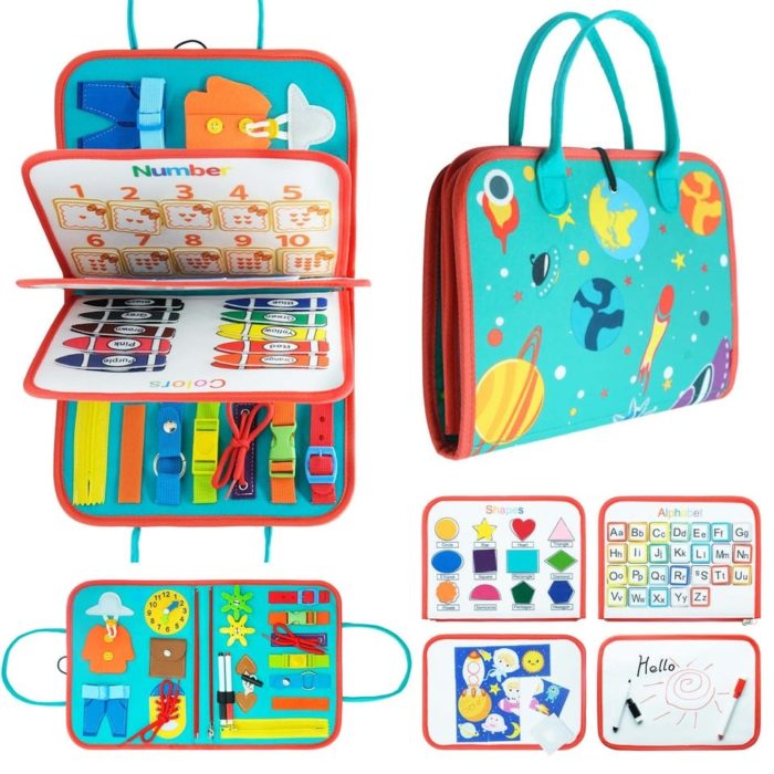 Eine Spielzeugtasche, gefüllt mit einer Vielzahl von Montessori-Spielzeugen und Zubehör für Kinder im ersten Lebensjahr.