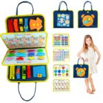 Ein kleines Mädchen hält eine Tasche Montessori Sensorisches Set 7 in 1.