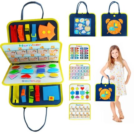 Ein kleines Mädchen hält eine Tasche Montessori Sensorisches Set 7 in 1.