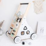 Ein multi-aktiver Baby Lauflernwagen in Pastellfarben.