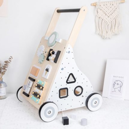 Ein multi-aktiver Baby Lauflernwagen in Pastellfarben.
