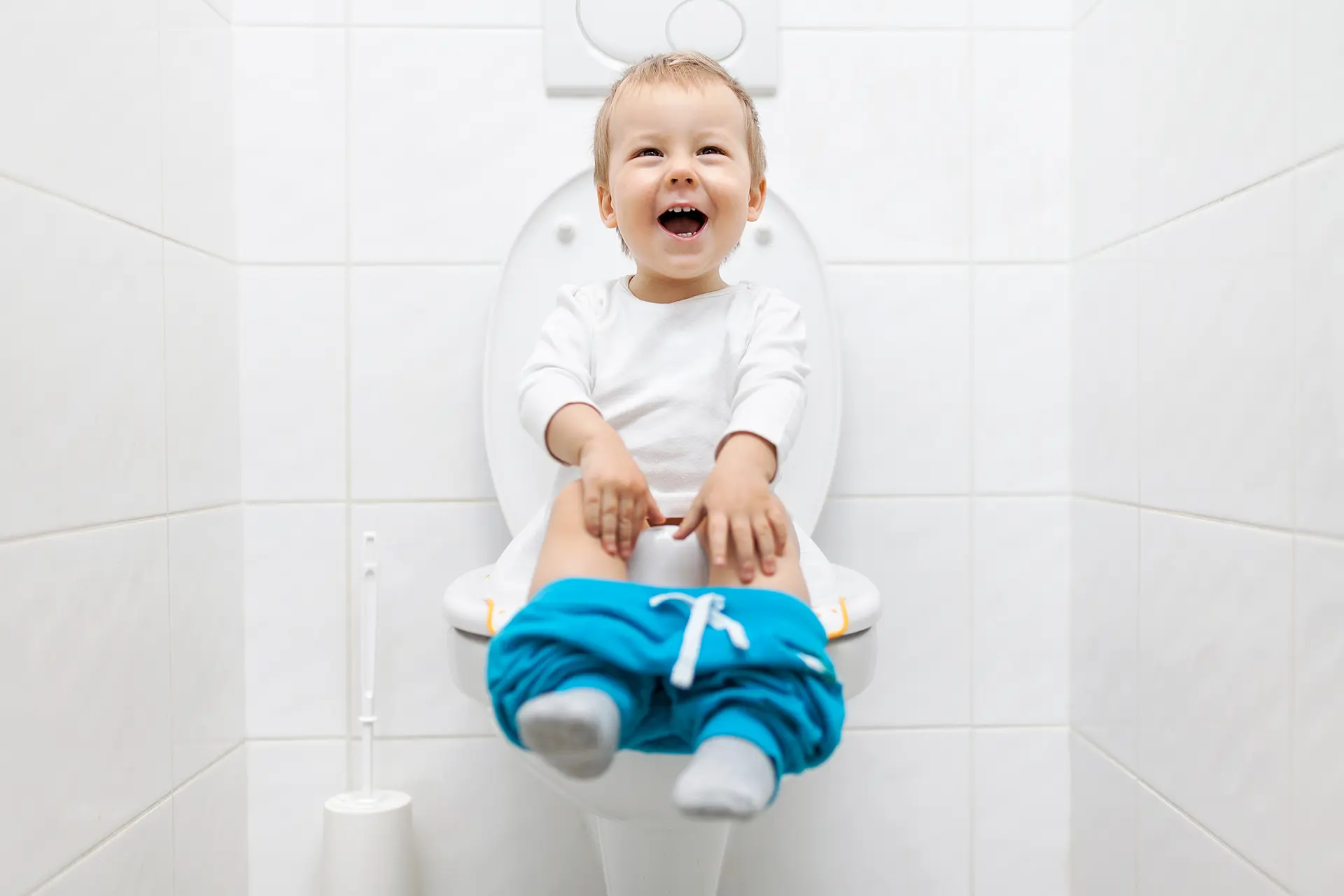 Ein Baby lernt nach der Montessori-Methode die Sauberkeit.