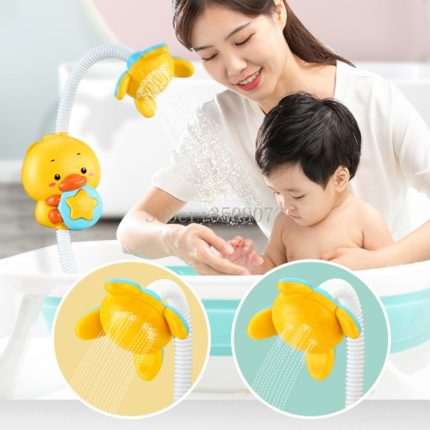 Ein Baby badet mit einem Duschkopf Wasserstrahl-Sprinkler - Poussin.