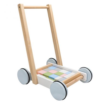 Ein Schubkarren mit pastellfarbenen Bauklötzen aus Holz.