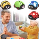 Eine Gruppe von Kindern spielt mit einem Chenille-Antrieb.