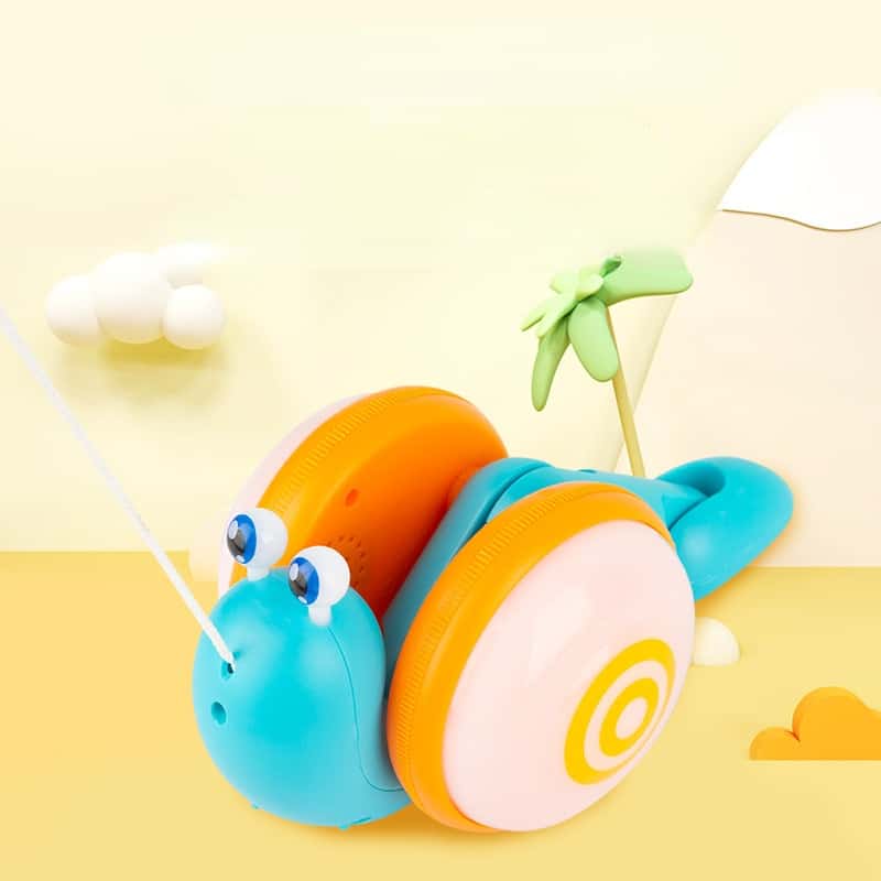 Nachziehspiel - Musikalische Schnecke Ein Ziehspiel - Musikalische Schnecke sitzt an einem Sandstrand.