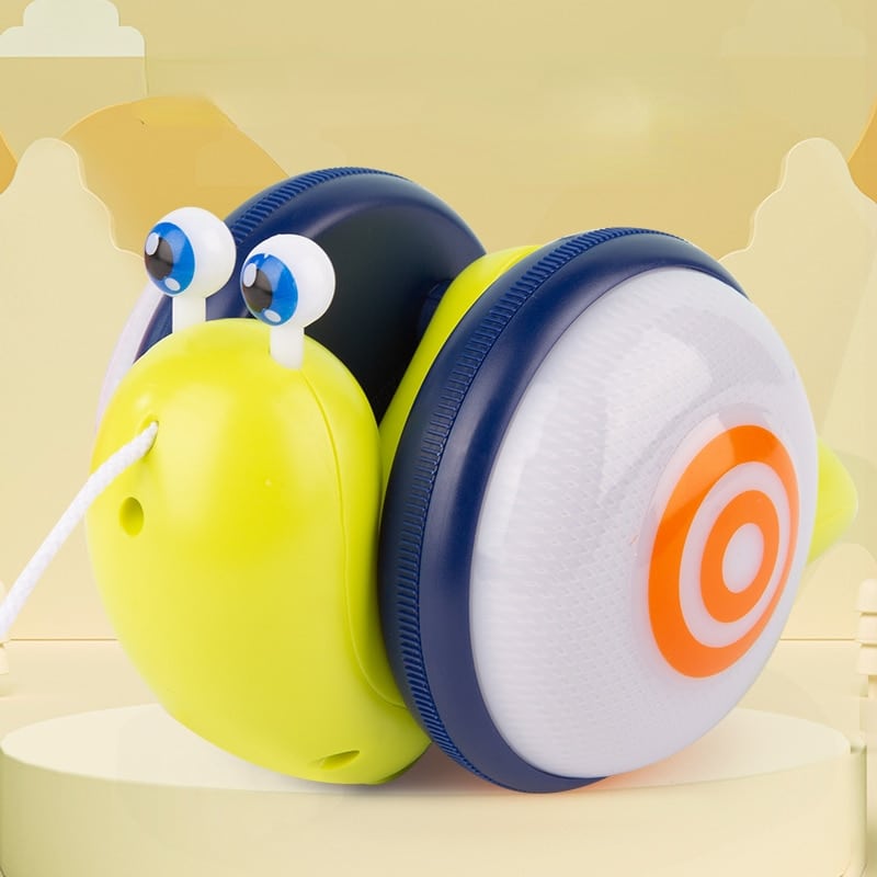 spiel-mit-der-schnecke-musizieren Ein Spiel zum Ziehen - Musikalische Schnecke sitzt auf einem Tisch.