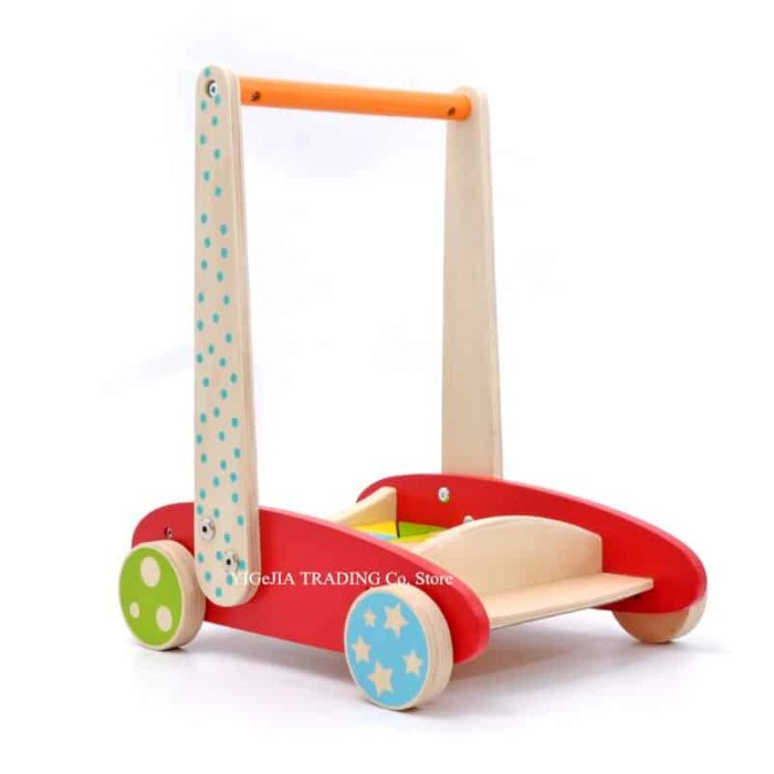 Ein Babyschubser - Baukasten aus Holz mit Erbsen.