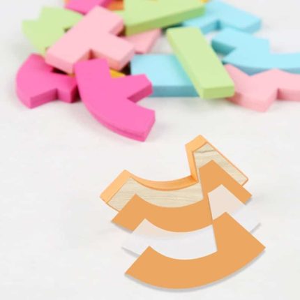 Ein Tangram Buntes Herz aus farbigem Holz, das auf einer weißen Fläche angeordnet ist.