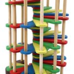 Ein spiralförmiges Spielzeug aus farbigem Holz, das einen Turm mit 3 Hammerkugeln auf weißem Hintergrund darstellt.