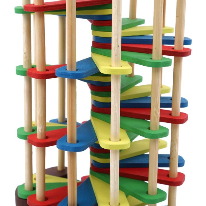 Ein spiralförmiges Spielzeug aus farbigem Holz, das einen Turm mit 3 Hammerkugeln auf weißem Hintergrund darstellt.