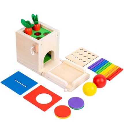 Eine Spielzeugkiste aus Holz mit einer Vielzahl von bunten Artikeln, die die 4-in-1-Dauerkiste in den Vordergrund stellt.