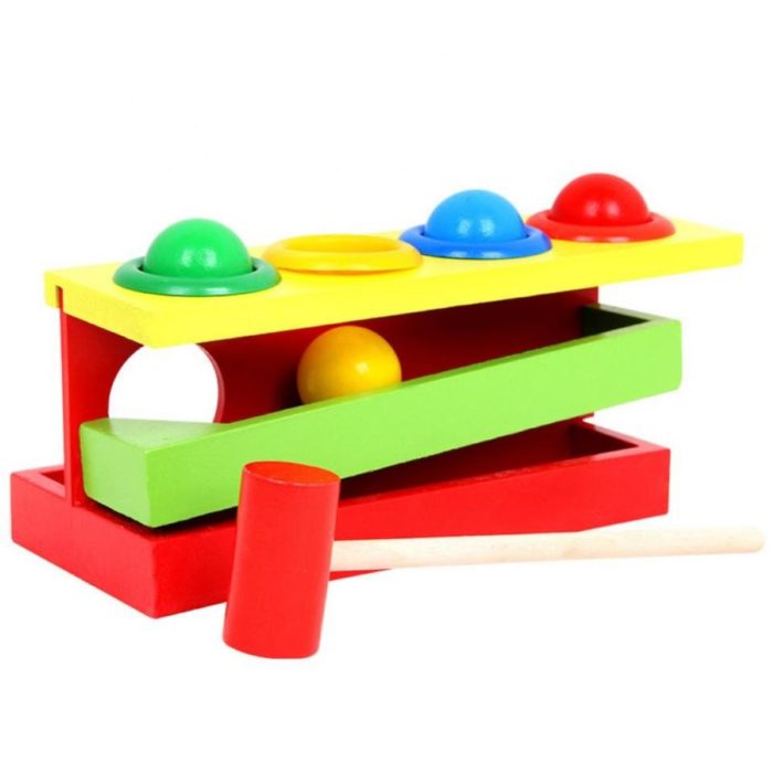 Holzhammerspiel in 4 Farben mit Kugeln und einem Hammer.
