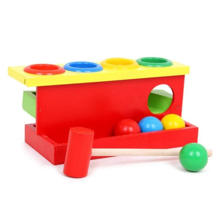 Holzhammerspiel 4 Farben: Ein Holzspielzeug mit einem Hammer und Bällen in 4 Farben.