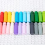 Eine Sammlung von Spielen mit Spielsteinen aus Holz - Zusammensetzen von Farben auf einer leeren Fläche.
