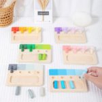 Spiele mit Holzspielsteinen - Zusammensetzen von Farben mit verschiedenen Farben.