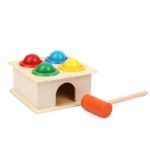 Ein Hammerspielzeug mit 4 farbigen Löchern mit Bällen und einem Hammer.