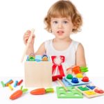 Ein kleines Mädchen spielt mit einem 5-in-1-Hammerspielzeug.
