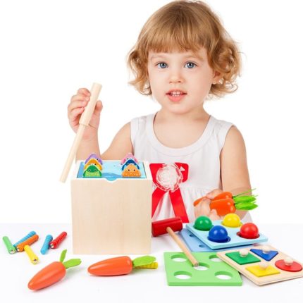 Ein kleines Mädchen spielt mit einem 5-in-1-Hammerspielzeug.
