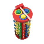 Ein Turm mit 3 Kugeln zum Hämmern mit Kugeln und einem Hammer.