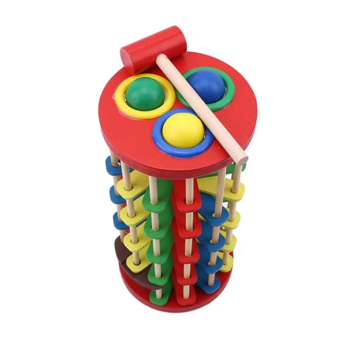 Ein Turm mit 3 Kugeln zum Hämmern mit Kugeln und einem Hammer.