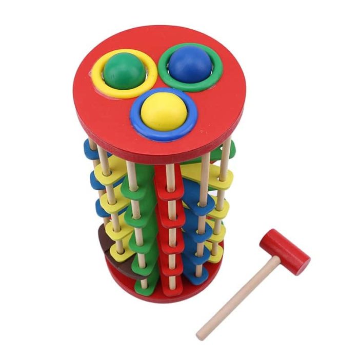 Ein Holzspielzeug mit Turm mit 3 Kugeln zum Hämmern.