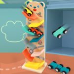Ein Turm aus Holzspielzeug mit Autos und Teddybären.