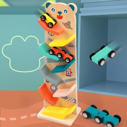Ein Turm aus Holzspielzeug mit Autos und Teddybären.