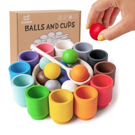 Set aus Holzspielzeug Bälle und Tassen.