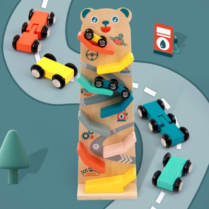 Eine Holzrampe Votiures - Rennbahn für Kleinkinder mit Autos auf einer Rennbahn für Kleinkinder.