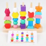 Ein Set aus bunten Holzblöcken und einer Karte für das Spiel "Formenvergleich".