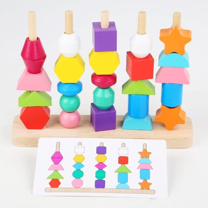 Ein Set aus bunten Holzblöcken und einer Karte für das Spiel "Formenvergleich".