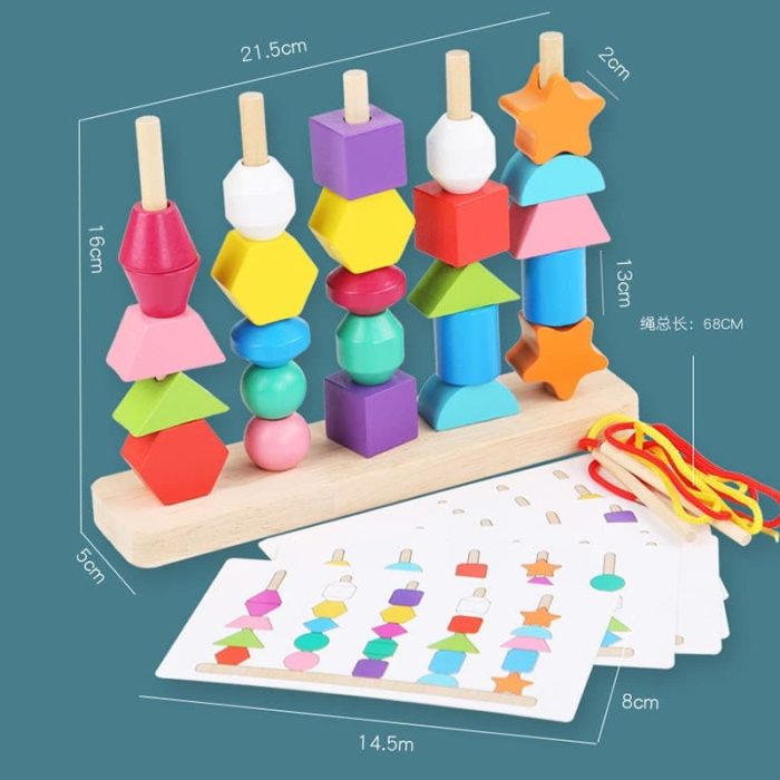 Ein Holzspielzeug aus dem Formenvergleichsspiel in verschiedenen Formen und Farben.