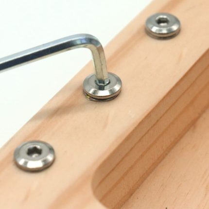 Ein Echtes Kinderwerkzeug zum Schrauben aus Holz mit einer Metallklemme für Kinder.