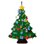 Eine festliche Dekoration für die Feiertage, in deren Mittelpunkt ein Weihnachtsbaum aus grünem Filz steht, der mit 26 Teilen verziert ist.