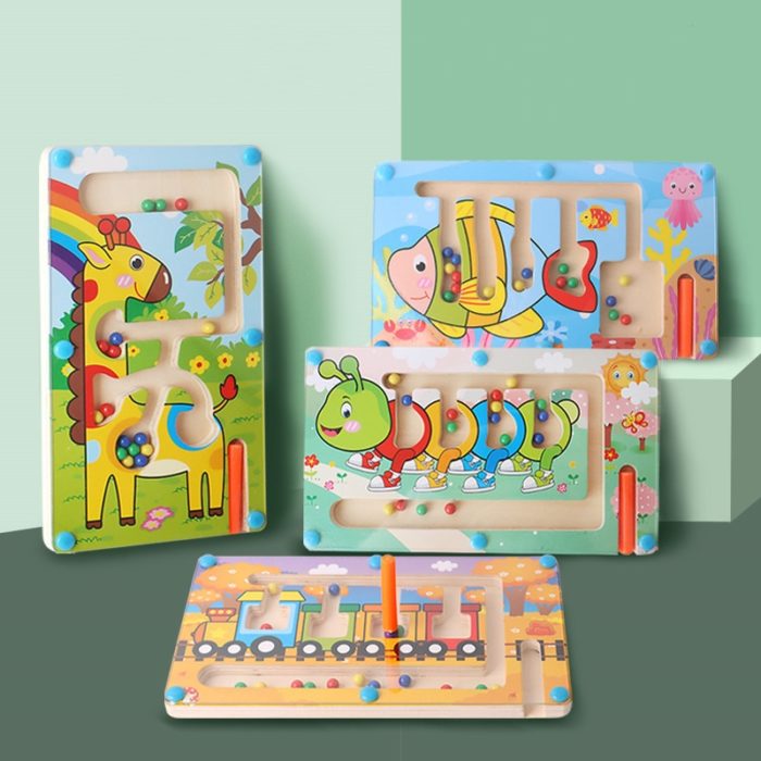 Ein Set aus magnetischen Labyrinthen aus Holz - Montessori Holzpuzzle mit verschiedenen Tieren darauf.