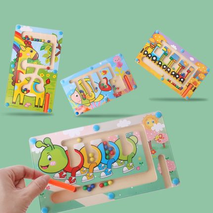 Ein Kind hält ein Holzpuzzle mit verschiedenen Tieren darauf.