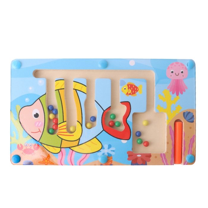 Ein magnetisches Labyrinth aus Holz - Montessori Puzzle aus Holz mit einem Fisch und Fischen darauf.