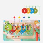 Ein Holzbrett mit einer Raupe und Zahlen darauf, das als magnetisches Holzlabyrinth - Montessori-Puzzle fungiert.
