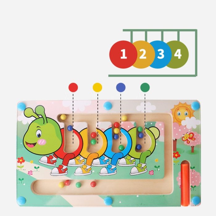 Ein Holzbrett mit einer Raupe und Zahlen darauf, das als magnetisches Holzlabyrinth - Montessori-Puzzle fungiert.