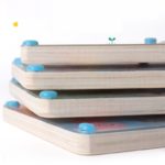 Ein Stapel Holzpuzzles, darunter ein magnetisches Labyrinth aus Holz - Montessori-Puzzle, das im Montessori-Stil gestaltet wurde.