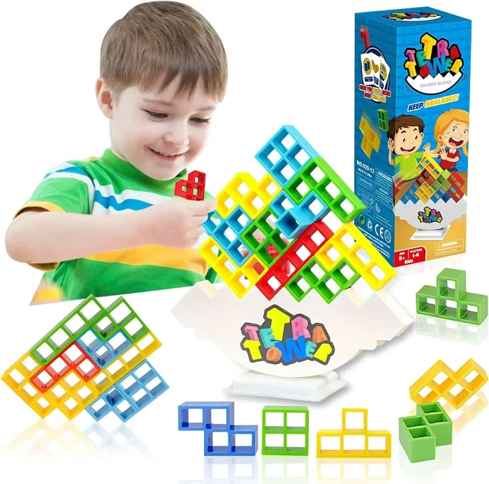 Ein Kind spielt mit einer Reihe von Blöcken.