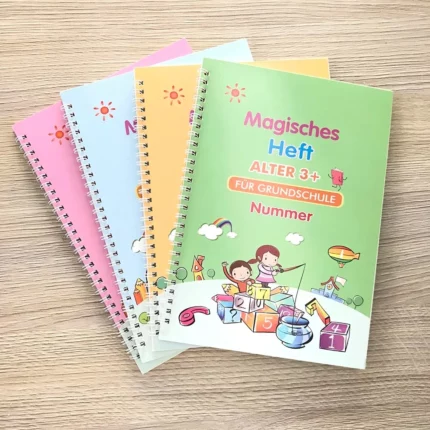 Vier vibrierende Spiralhefte Cahier Magique | Verbessern Sie die Handschrift Ihrer Kinder in 10 Tagen auf einer Holzoberfläche. Die Hefte sind auf Deutsch beschriftet und haben verspielte Illustrationen, die darauf hinweisen, dass sie für Kinder ab 3 Jahren geeignet sind. Perfekt, um die Schreibfähigkeiten zu verbessern und dabei Spaß zu haben!