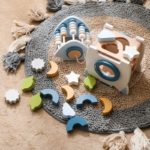 Ein Holzspielzeug mit Sternen und Monden auf einem Teppich.