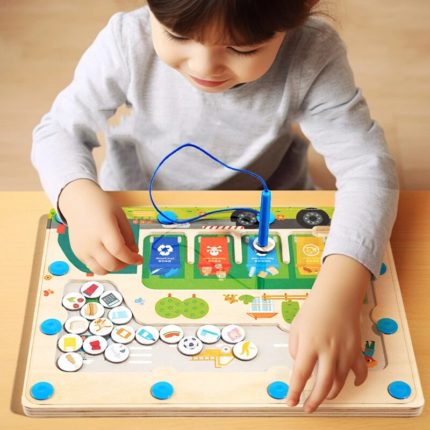 Ein kleines Mädchen spielt mit einem Holzpuzzle.